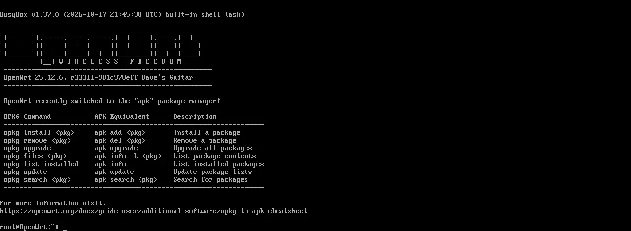 Proxmox VE の VM コンソールに表示された OpenWrt 25.12.6 の root シェルと apk の通知
